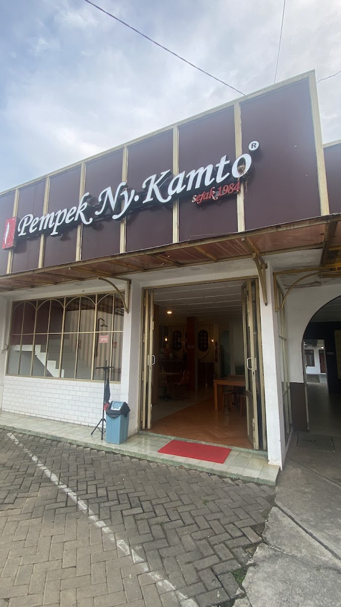 Pempek Ny. Kamto Ringin Tirto