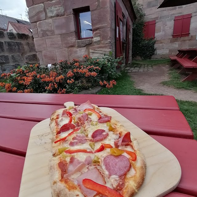 Pinsa Spezial Mit Schinken Salami Peperoni