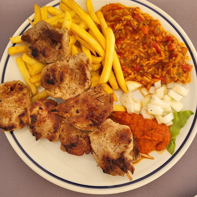 Ražnjiči Mit Pommes Djuvec Und Ajvar