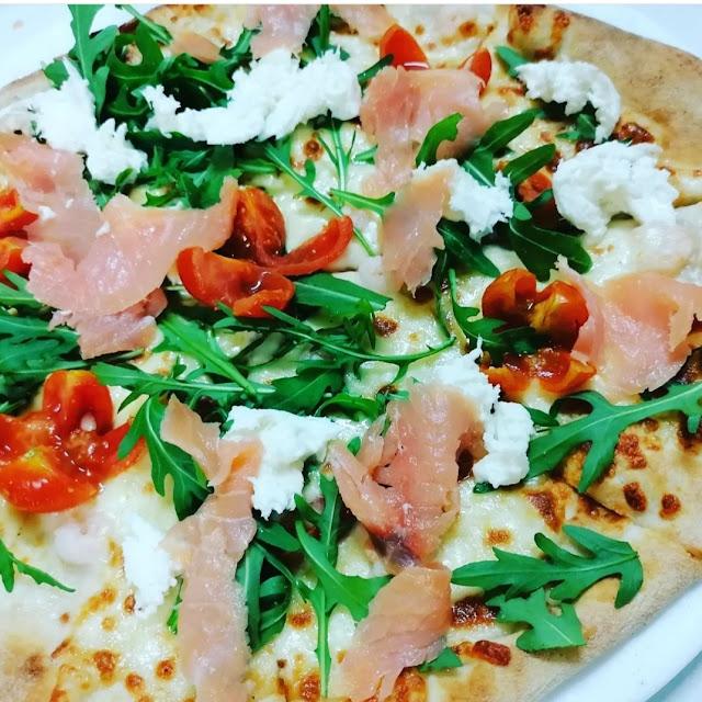 Pizza Base Bianca Mozzarella Salmone Rucola Pomodorini E Bufala all'uscita