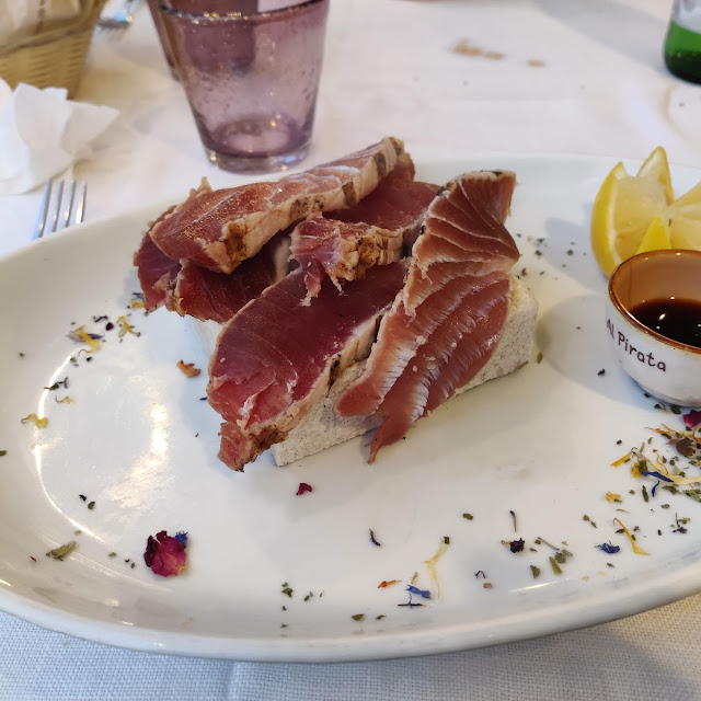 Tagliata Di Tonno Su Piastra Di Sale Di Cervia