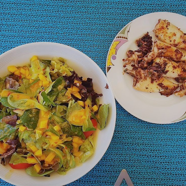 Gegrillte Calamarettini Mit Salat Und Mangodressing