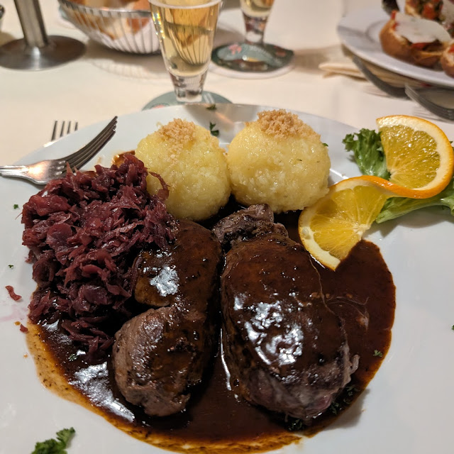 Hirschgulasch Knödel Rotkraut