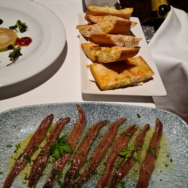 Filets D'anchois Et Pain À la Tomate