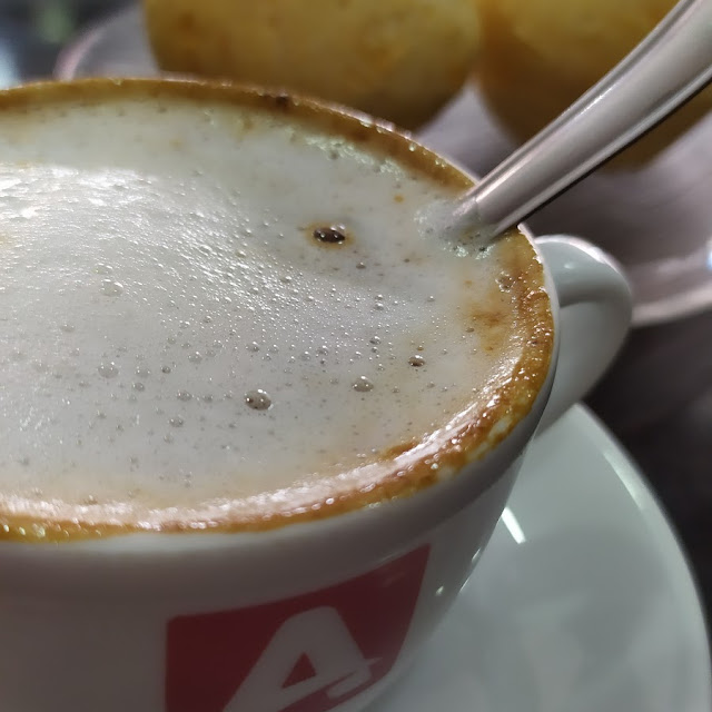 Cappuccino Com Avelã Acompanhado de Pão de Queijo