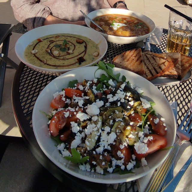 Tomatensalat Mit Gegrillten Zucchini Und Feta