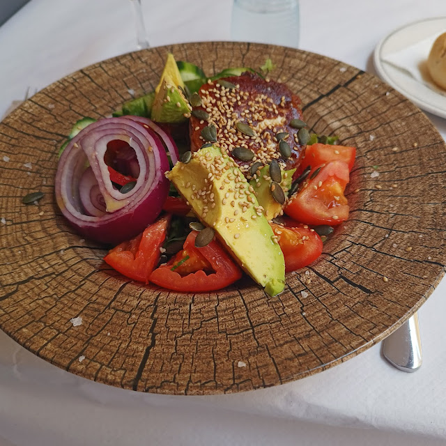 Ensalada de Tomate Y Aguacate Con Queso Canario