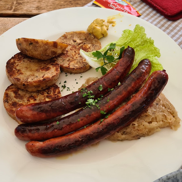 Hirschbratwurst Mit Serviettenknödel