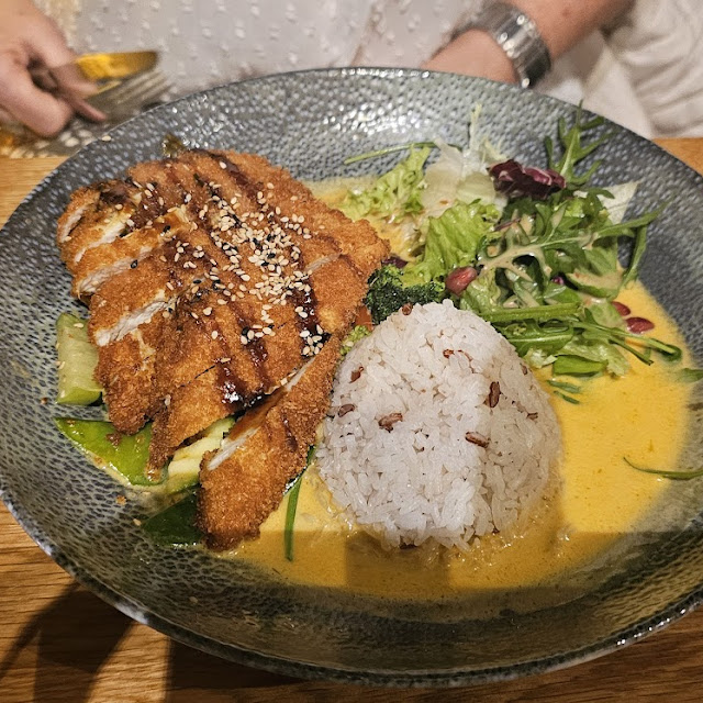 Gebratene Udon Nudeln Mit Knusprigen Hähnchen