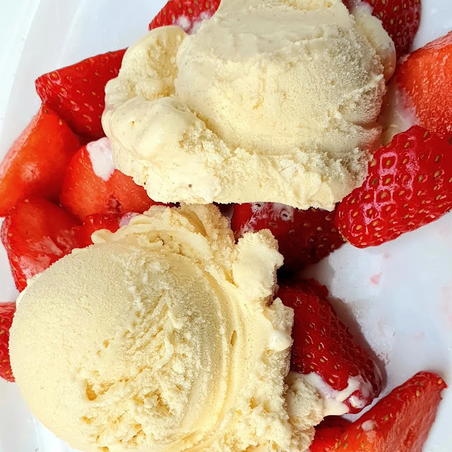 Vanilleeis Mit Erdbeeren