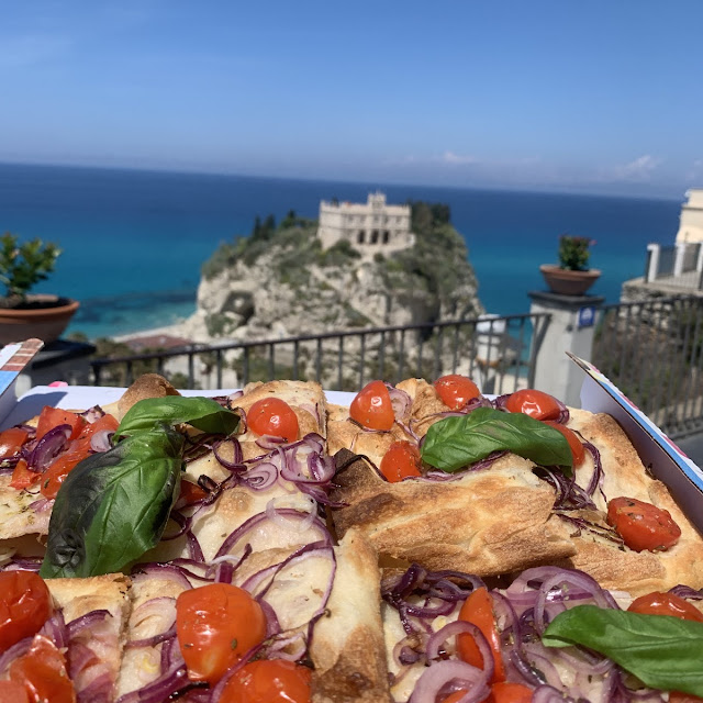 Focaccia Bianca Con Cipolla Rossa Di Tropea Pomodorini E Basilico Fresco