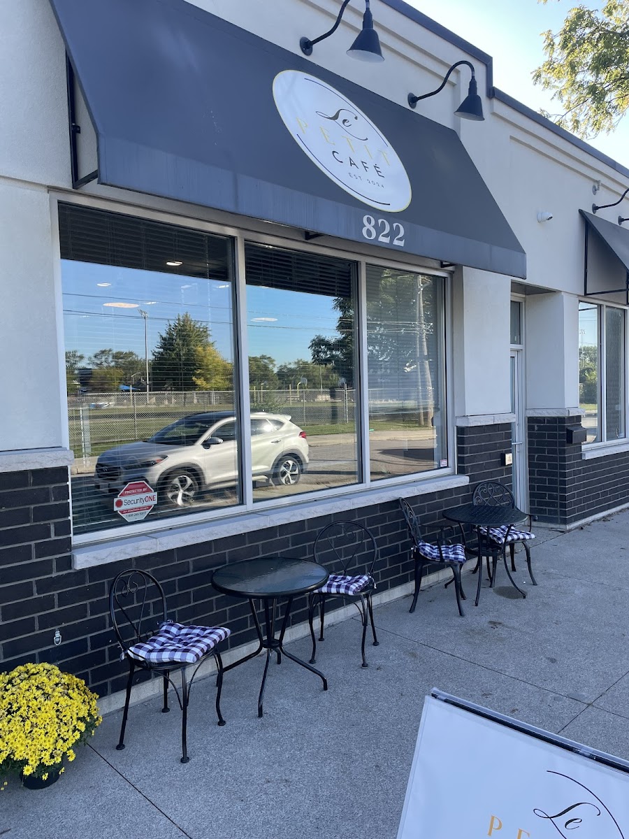 Le Petit Cafe - ON N8S 1X3