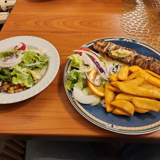 Souvlaki Mit Pommes Und Salat
