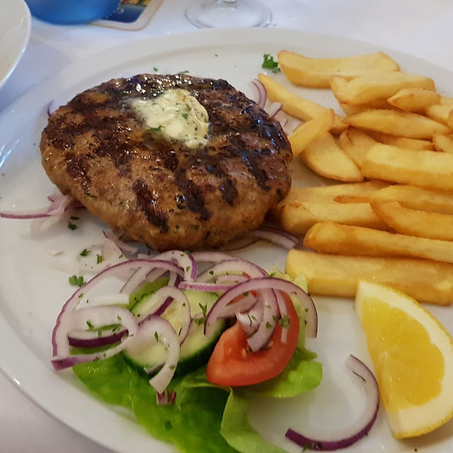 Hacksteak Mit Feta Gefüllt Und Pommes