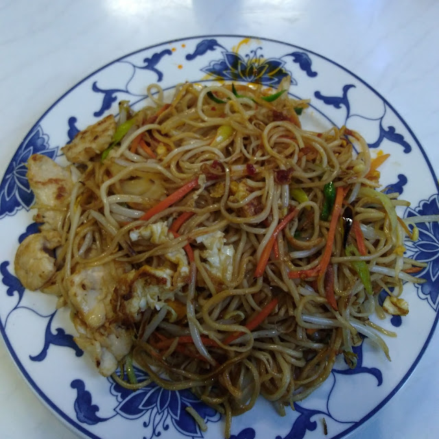 Gebratene Nudeln Mit Gebratenem Hähnchen