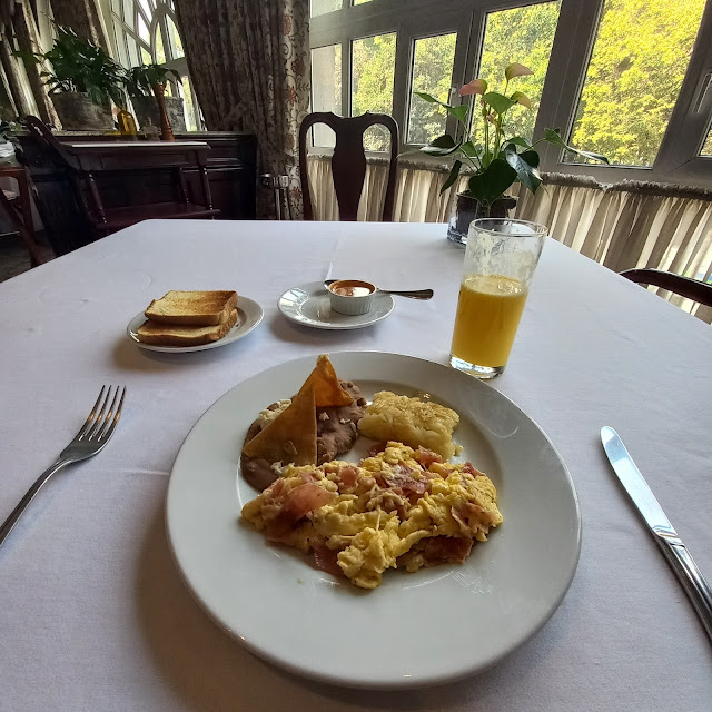 Jugo de Naranja Y Huevos Con Jamon