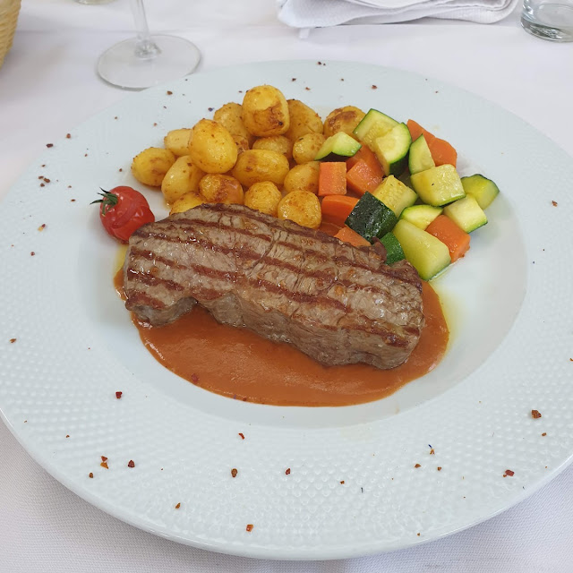 Scharfes Rindsgeschnetzeltes Mit Pommes