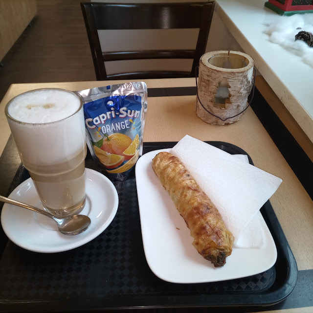 Börek Mit Spinat Und Einen Leckeren Latte Macchiato