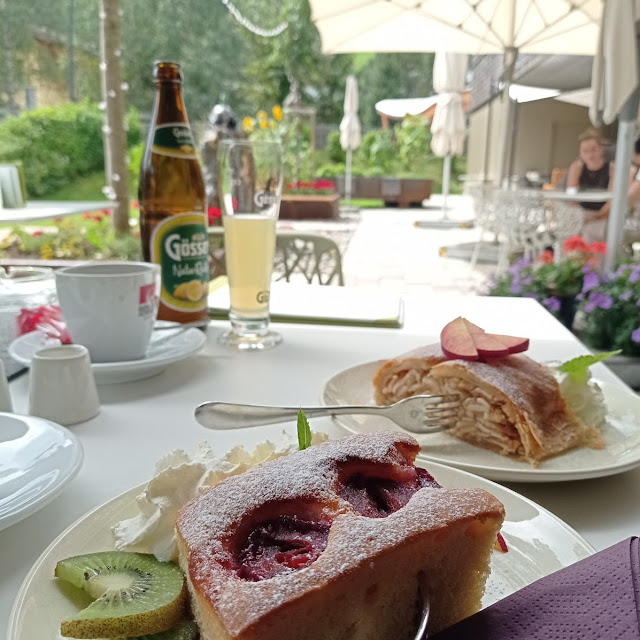 Pflaumenkuchen Und Apfelstrudel