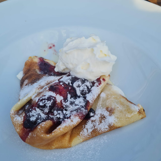 Palacinke Sa Sladoledom I Prelivom