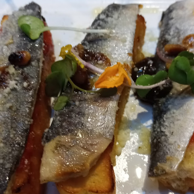Sardine Marinate Sobre Focaccia Pomodoro Y Vinagreta de Frutos Secos
