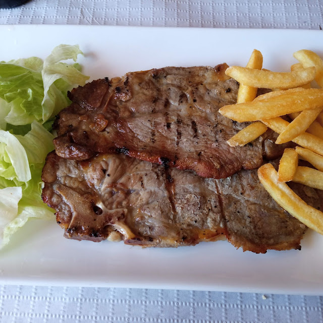 Churrasco Con Patatas Fritas Y Ensalada
