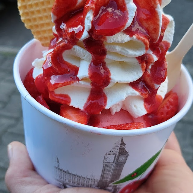 Erdbeer Eisbecher