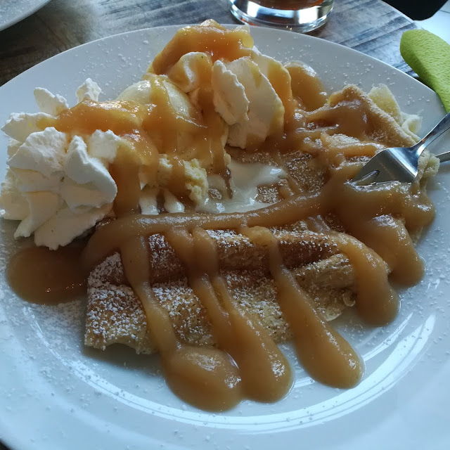 Crepes Mit Apfelmus Und Vanilleeis
