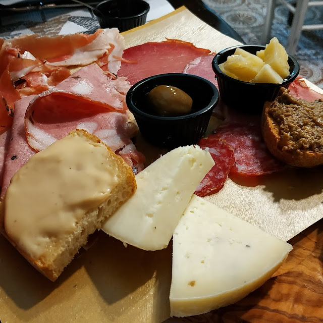 Tagliere Di Salumi E Formaggi Tartufati