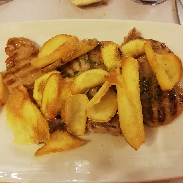 Patatas Fritas Con Carne Frita