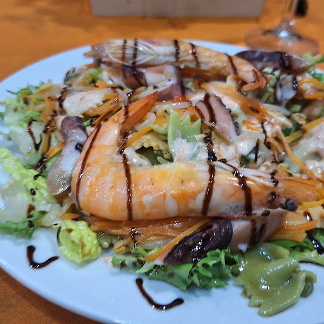 Ensalada de Pasta Con Pulpo Y Gambas