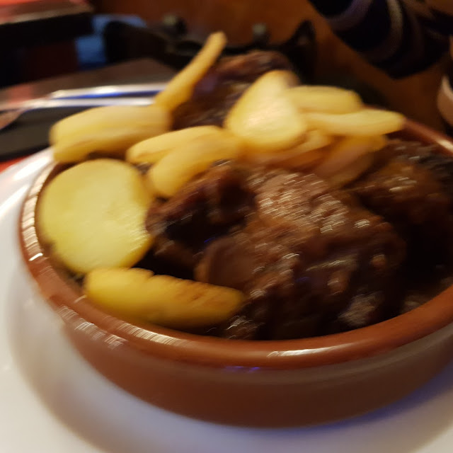 Rabo de Toro Estofado A la Tintorería Con Patatas