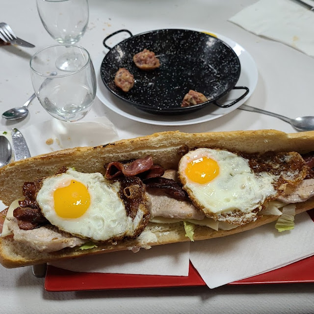 Bocata de Panceta Longanizas Huevo Frito Y Ajo Aceite