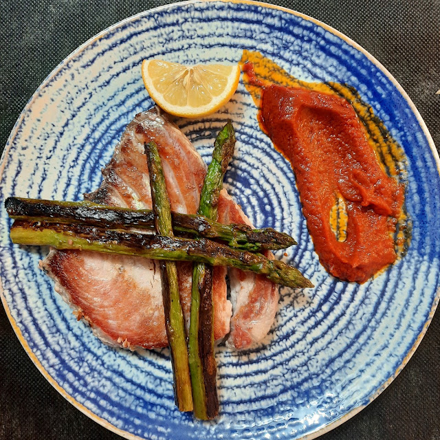 Atun Rojo Con Salsa de Tomate Casero Y Trigueros Plancha