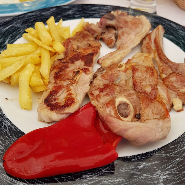 Chuletillas de Cordero Con Guarnicion