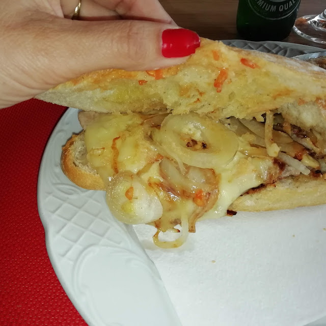Bocadillo de Lomo Con Queso Y Cebolla Frita