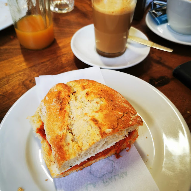Bocadillo de Chorizo Con Queso