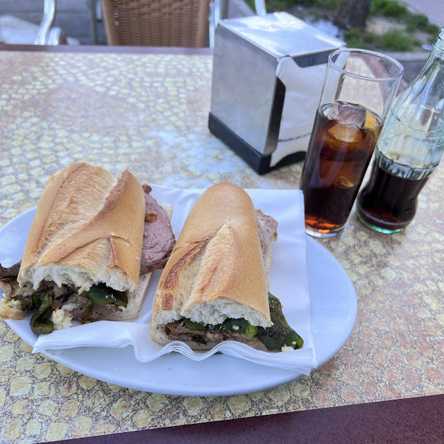 Bocadillo de Lomo Con Pimientos Y Coca Cola