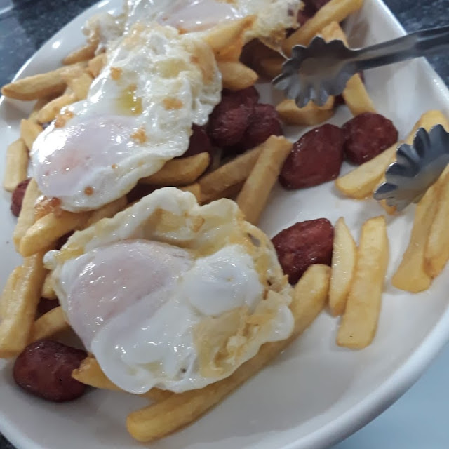 Huevos Con Patatas Fritas Y Chorizo