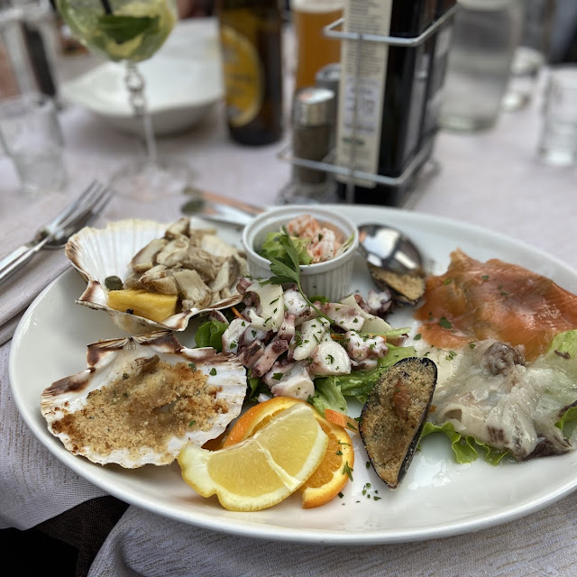 Vorspeisenplatte Mit Fisch Und Muscheln