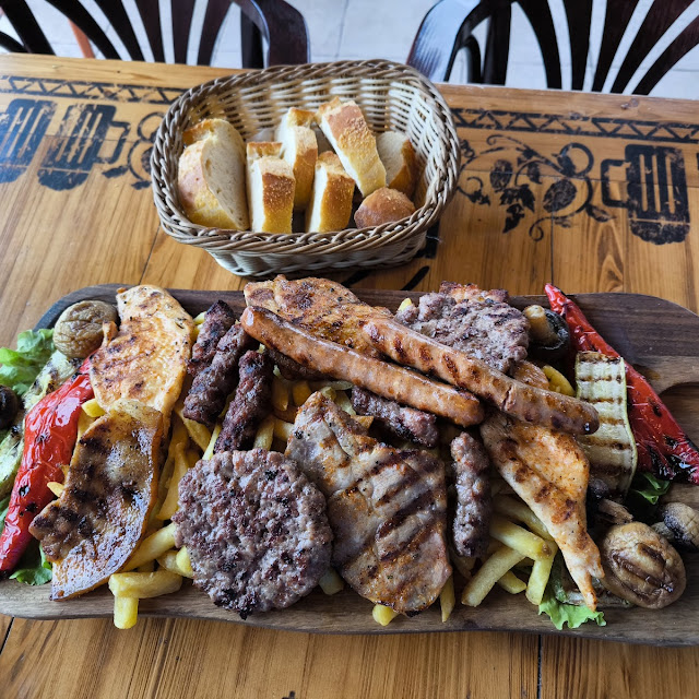 Čevapi U Somunu Mijesano Meso I Pizza