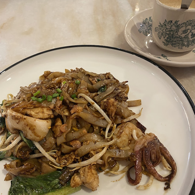 seafood fried kuey teow dry 海鲜干炒粿条