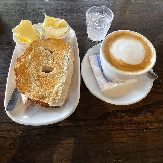 Café Con Leche Con Tostadas de Pan de Campo