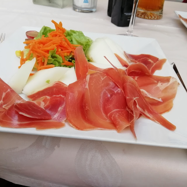 Meloniserranokinkkusalaatti