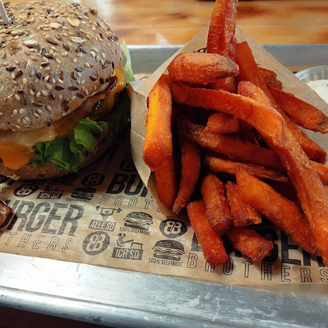 Lil Bro Burger & Süßkartoffelpommes