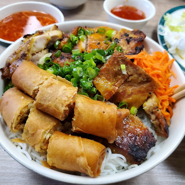 BBQ Chicken and Egg Rolls Bun