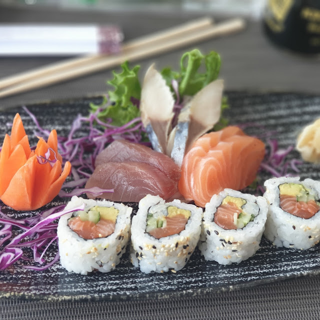 Combo a Sushi and Sashimi Combo