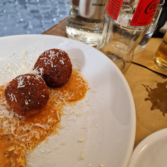 Polpette Di Melanzane Su Letto Di Pomodorino Fredco