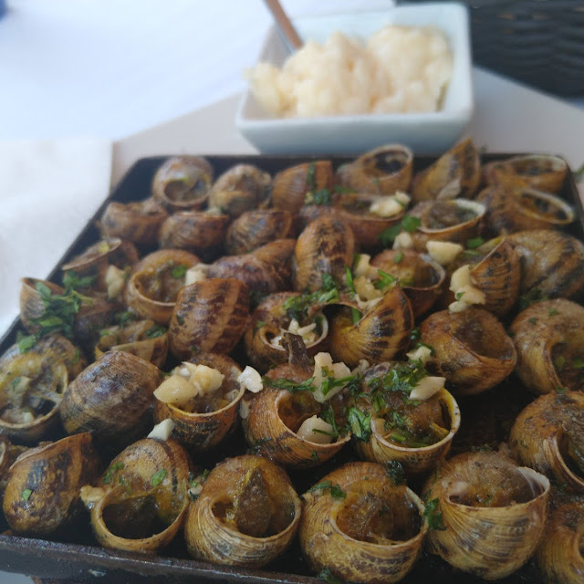 Caracoles A la Llauna Con Salsa
