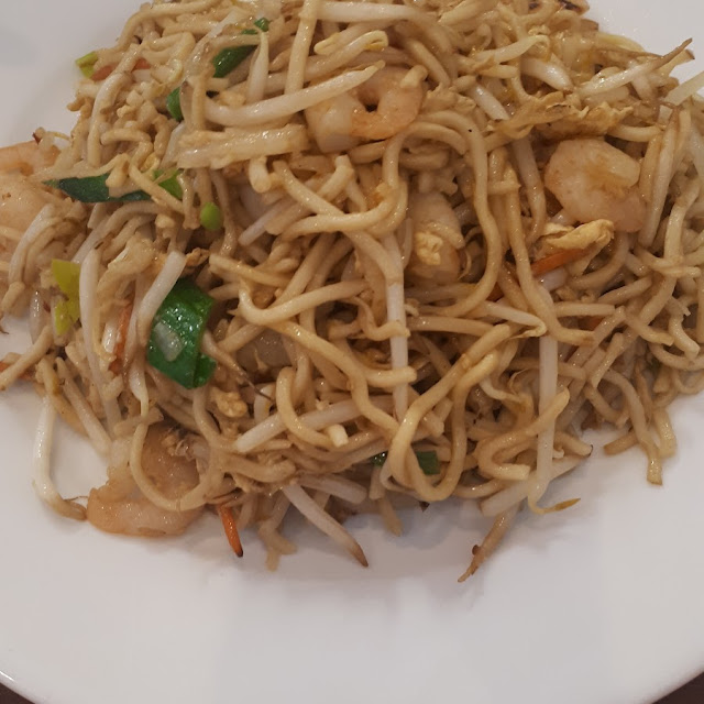 Gebratene Eiernudel Mit Gemüse Und Shrimps